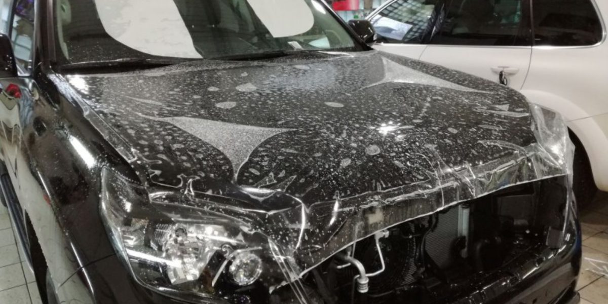 Антигравийная пленка на капот – надежная защита